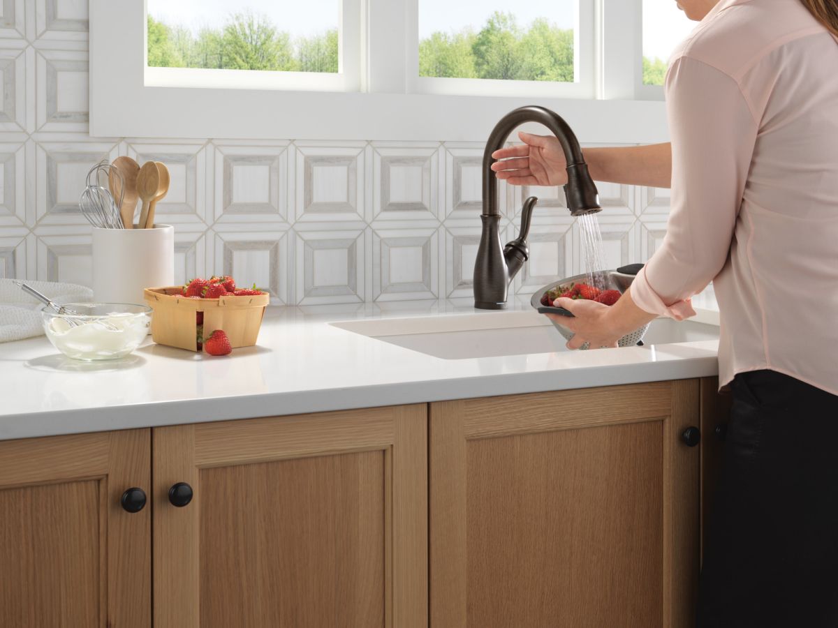 DELTA Leland Touch2O Technology Kitchen Faucet with Touchless Technology — Venetian Bronze