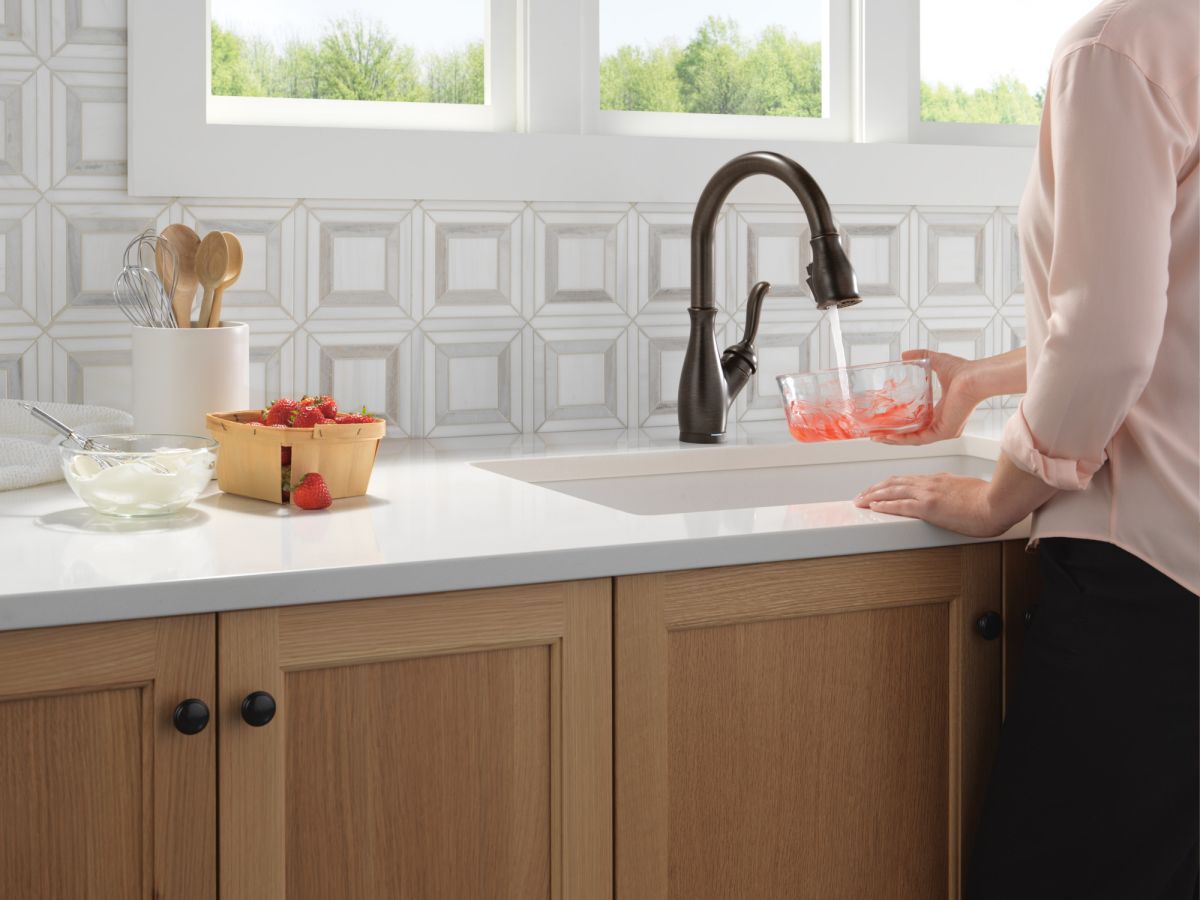 DELTA Leland Touch2O Technology Kitchen Faucet with Touchless Technology — Venetian Bronze