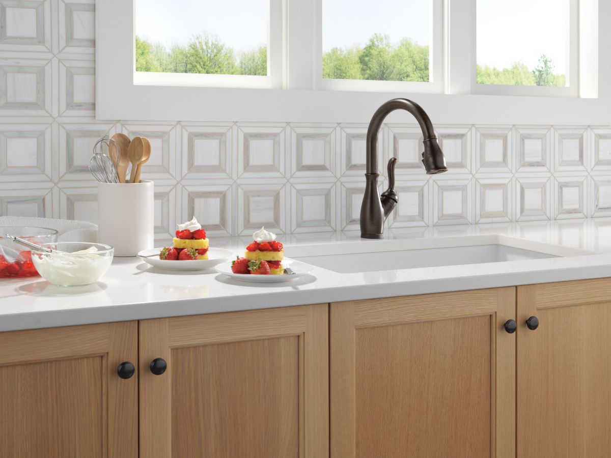 DELTA Leland Touch2O Technology Kitchen Faucet with Touchless Technology — Venetian Bronze