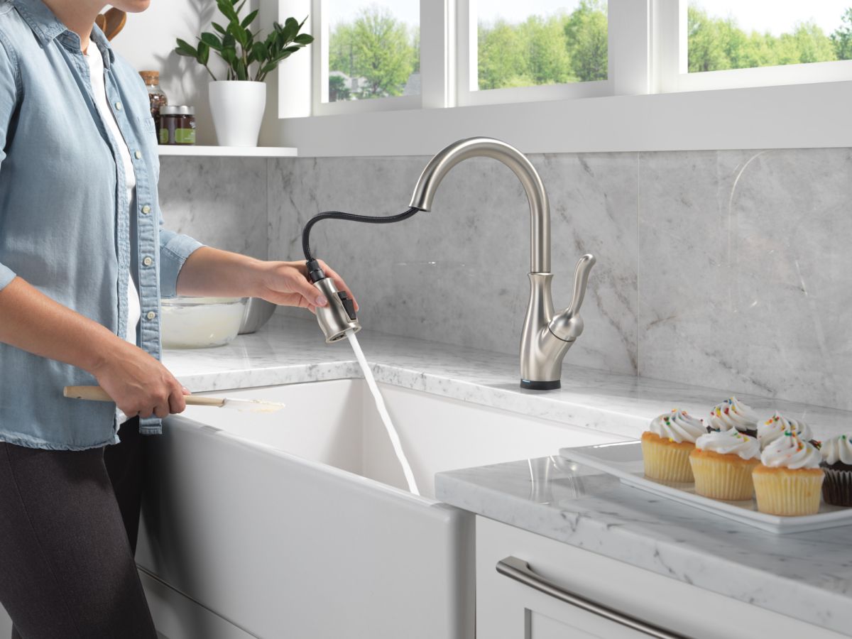 DELTA Leland Touch2O Technology Kitchen Faucet with Touchless Technology — Spotshield Stainless