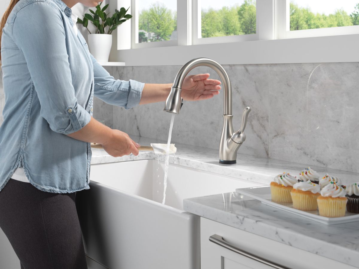 DELTA Leland Touch2O Technology Kitchen Faucet with Touchless Technology — Spotshield Stainless