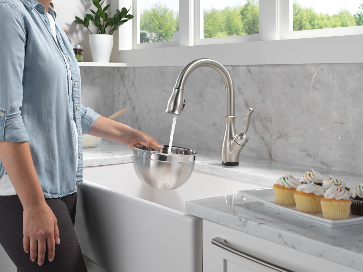 DELTA Leland Touch2O Technology Kitchen Faucet with Touchless Technology — Spotshield Stainless