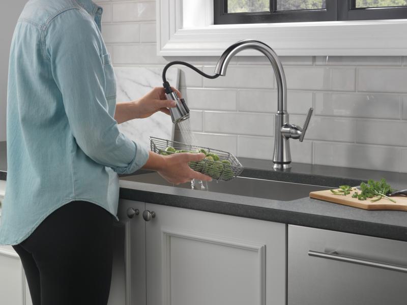 DELTA Coranto Single Handle Pull-Down Kitchen Faucet — Arctic Stainless