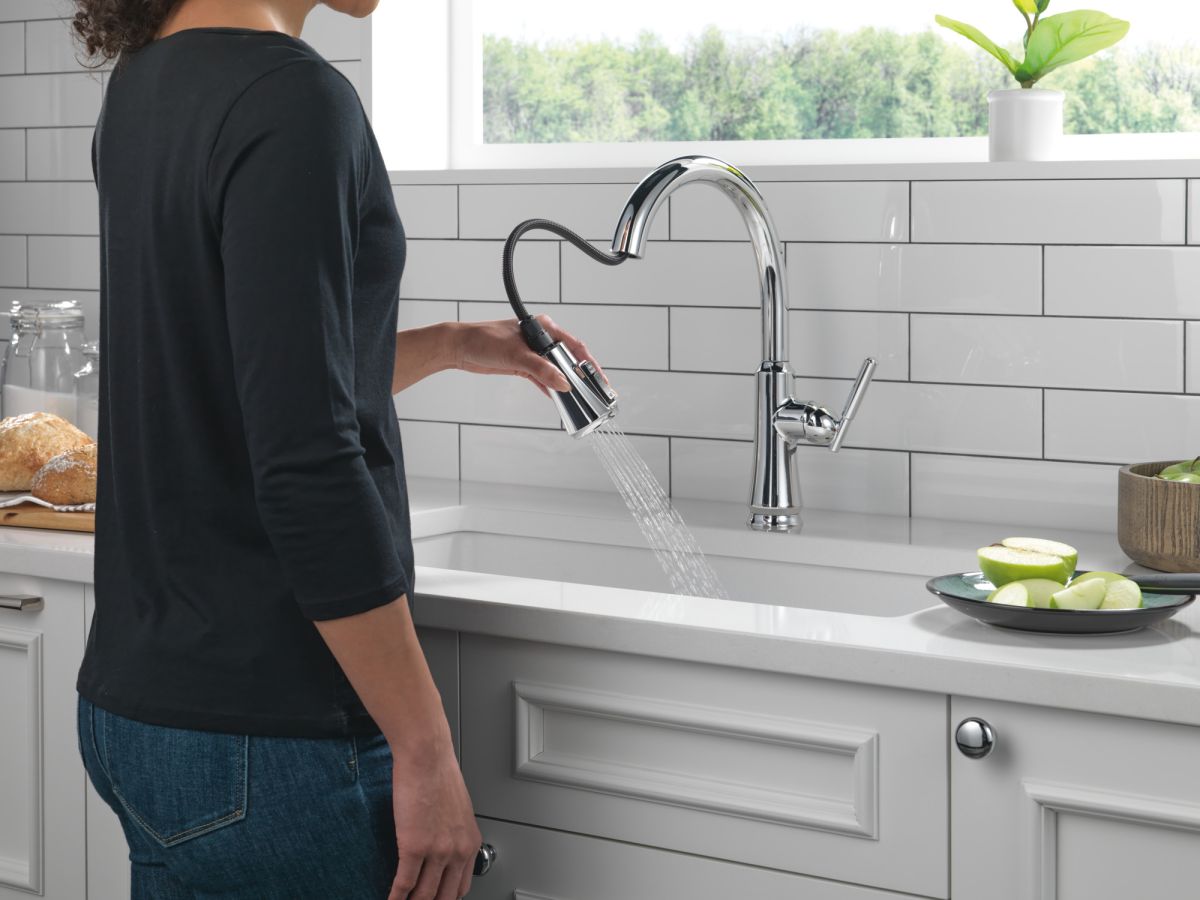 DELTA Coranto Single Handle Pull-Down Kitchen Faucet — Chrome