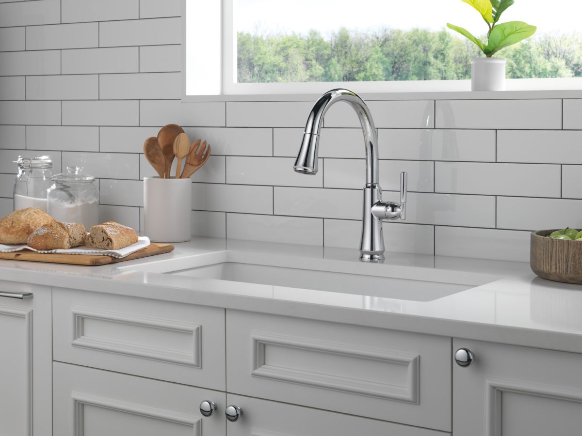 DELTA Coranto Single Handle Pull-Down Kitchen Faucet — Chrome