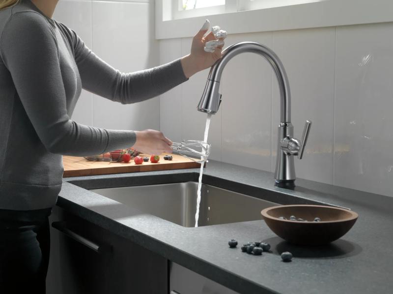 DELTA Coranto Single Handle Pull-Down Kitchen Faucet with Touch2O Technology — Arctic Stainless