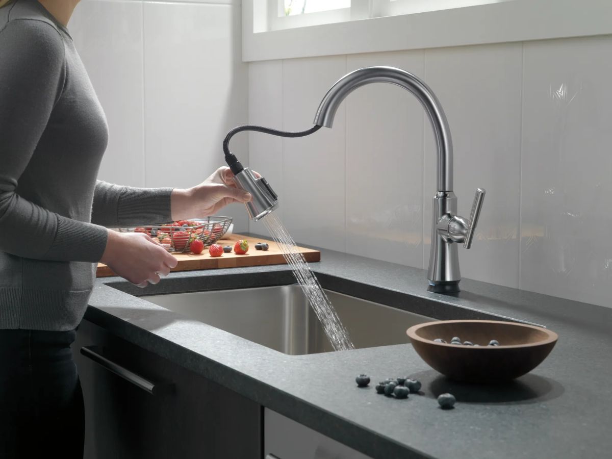 DELTA Coranto Single Handle Pull-Down Kitchen Faucet with Touch2O Technology — Arctic Stainless
