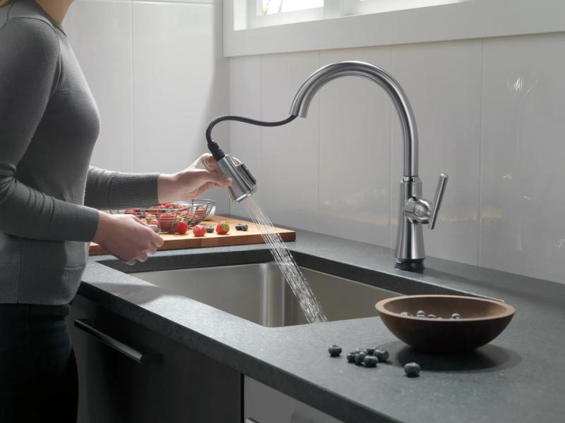 DELTA Coranto Single Handle Pull-Down Kitchen Faucet with Touch2O Technology — Arctic Stainless