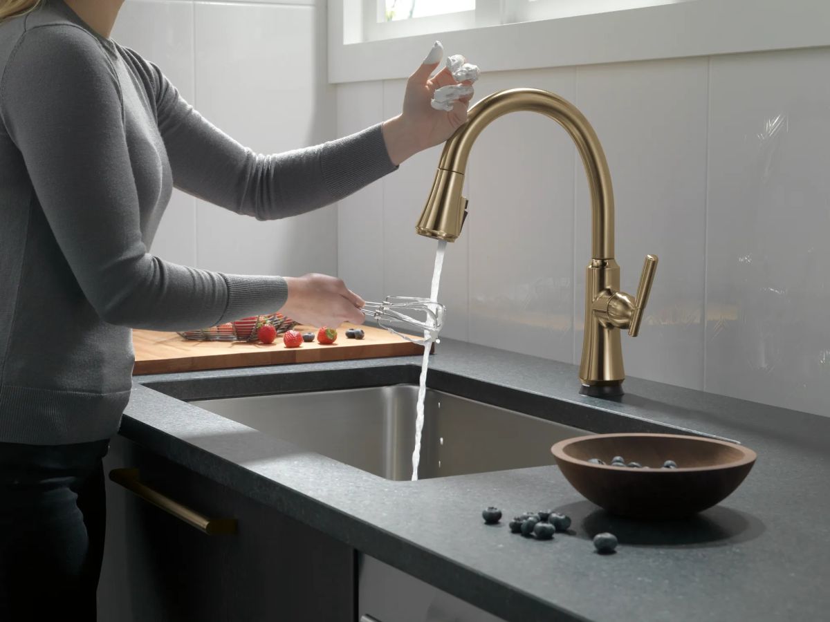 DELTA Coranto Single Handle Pull-Down Kitchen Faucet with Touch2O Technology Technology — Champagne Bronze