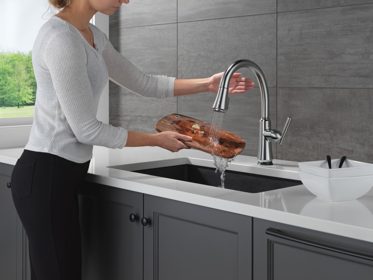 DELTA Coranto Touch2O Technology Kitchen Faucet with Touchless Technology — Arctic Stainless