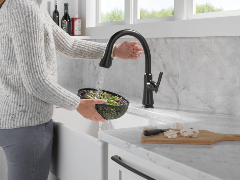 DELTA Coranto Touch2O Technology Kitchen Faucet with Touchless Technology — Matte Black