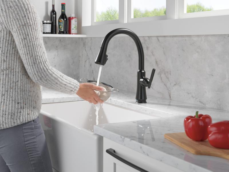 DELTA Coranto Touch2O Technology Kitchen Faucet with Touchless Technology — Matte Black