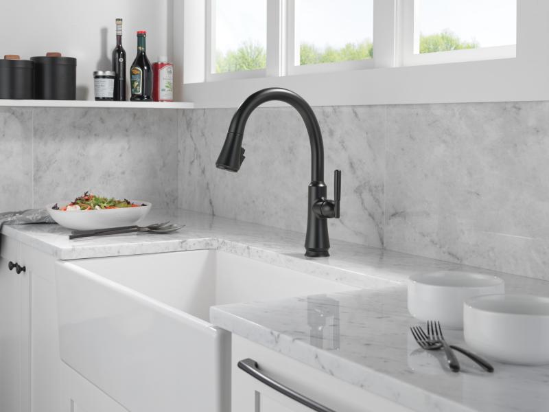 DELTA Coranto Touch2O Technology Kitchen Faucet with Touchless Technology — Matte Black