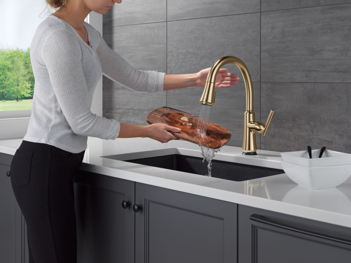DELTA Coranto Touch2O Technology Kitchen Faucet with Touchless Technology — Champagne Bronze