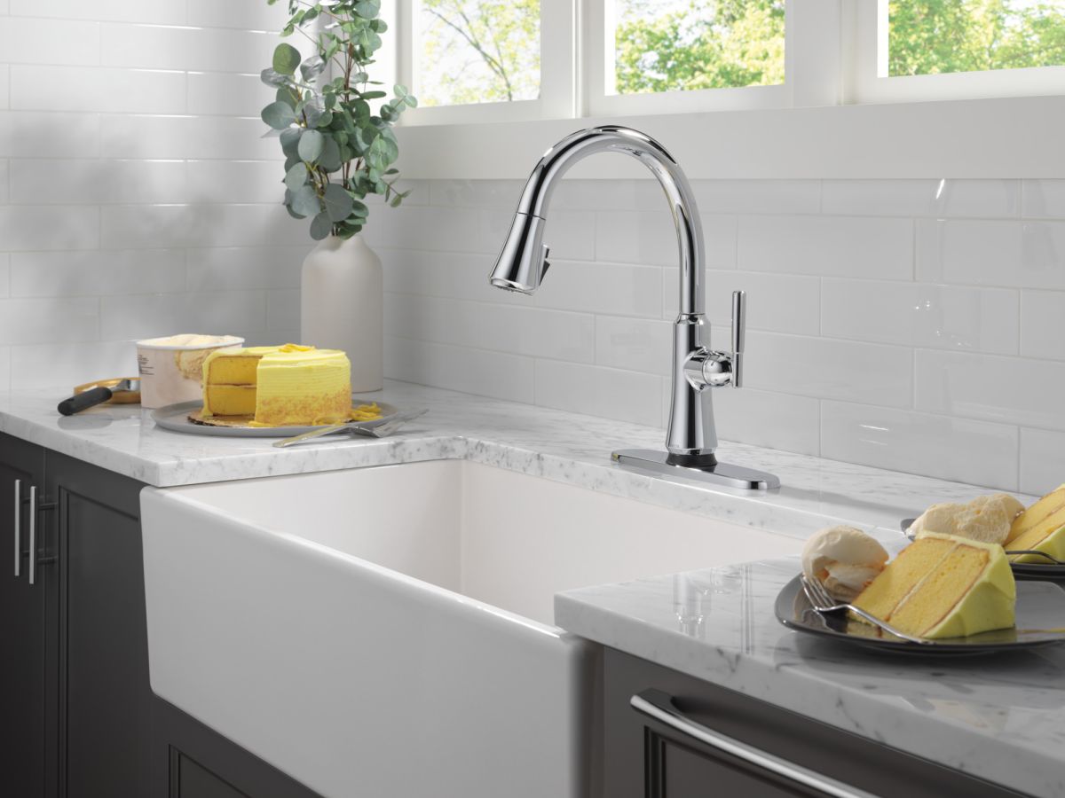 DELTA Coranto Touch2O Technology Kitchen Faucet with Touchless Technology — Chrome
