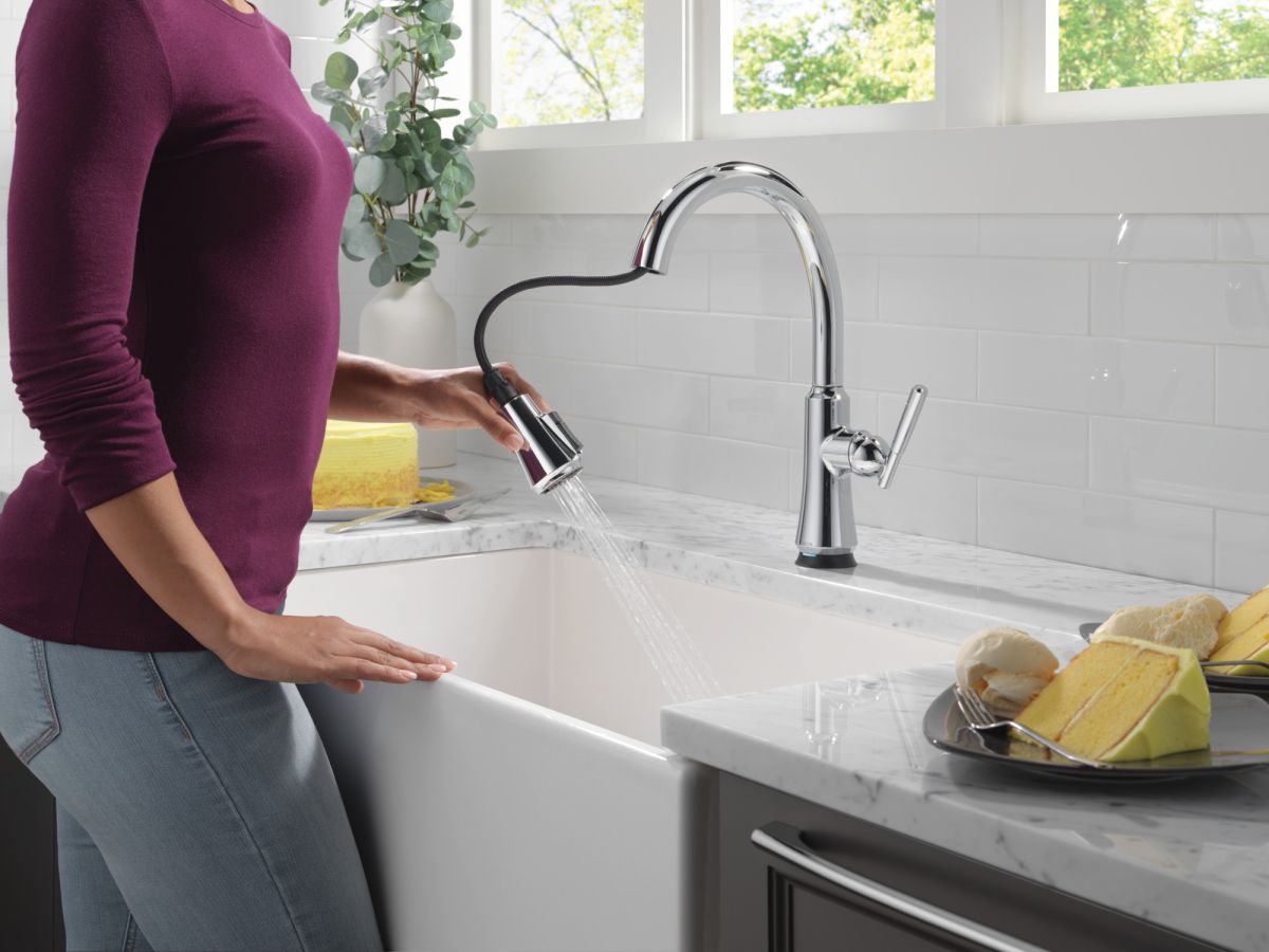 DELTA Coranto Touch2O Technology Kitchen Faucet with Touchless Technology — Chrome