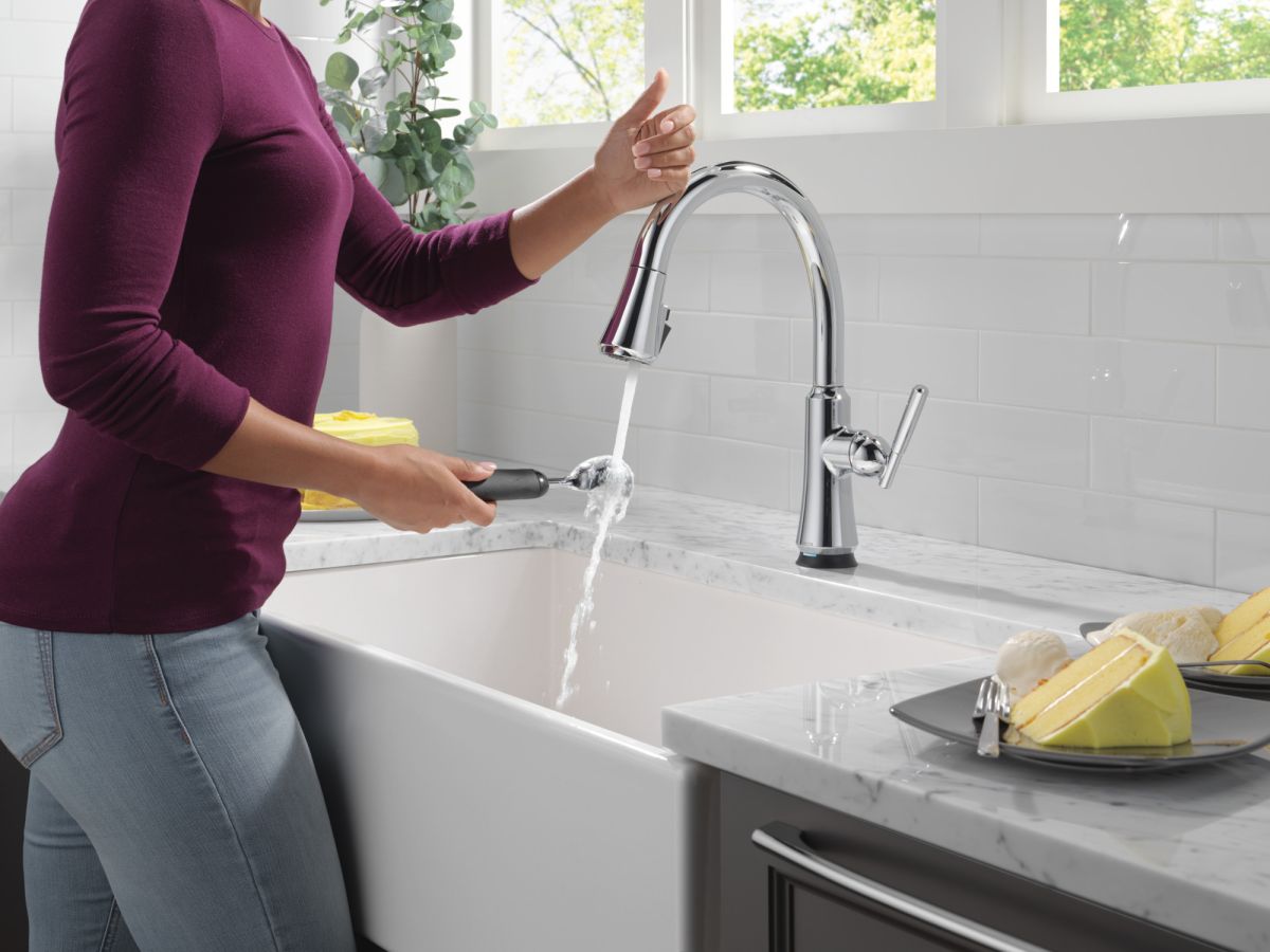 DELTA Coranto Touch2O Technology Kitchen Faucet with Touchless Technology — Chrome