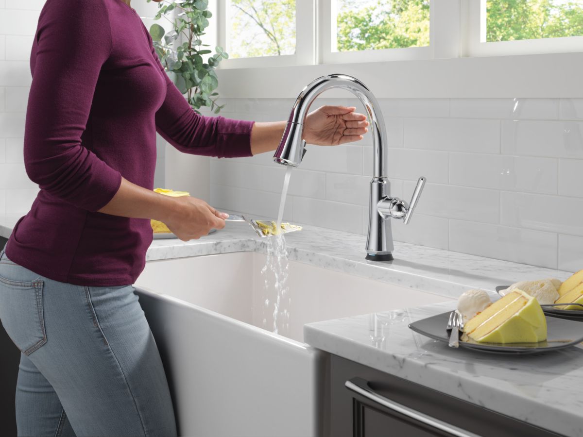 DELTA Coranto Touch2O Technology Kitchen Faucet with Touchless Technology — Chrome
