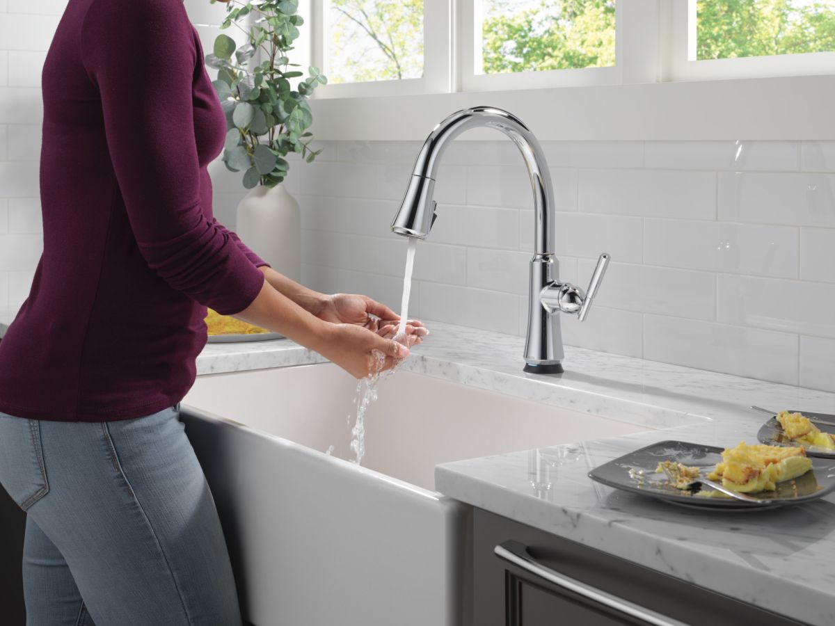 DELTA Coranto Touch2O Technology Kitchen Faucet with Touchless Technology — Chrome