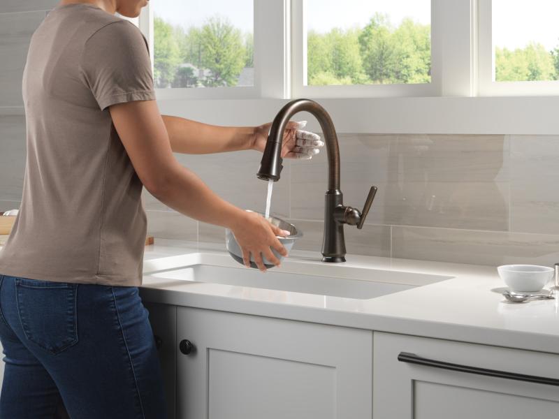 DELTA Coranto Touch2O Technology Kitchen Faucet with Touchless Technology — Venetian Bronze