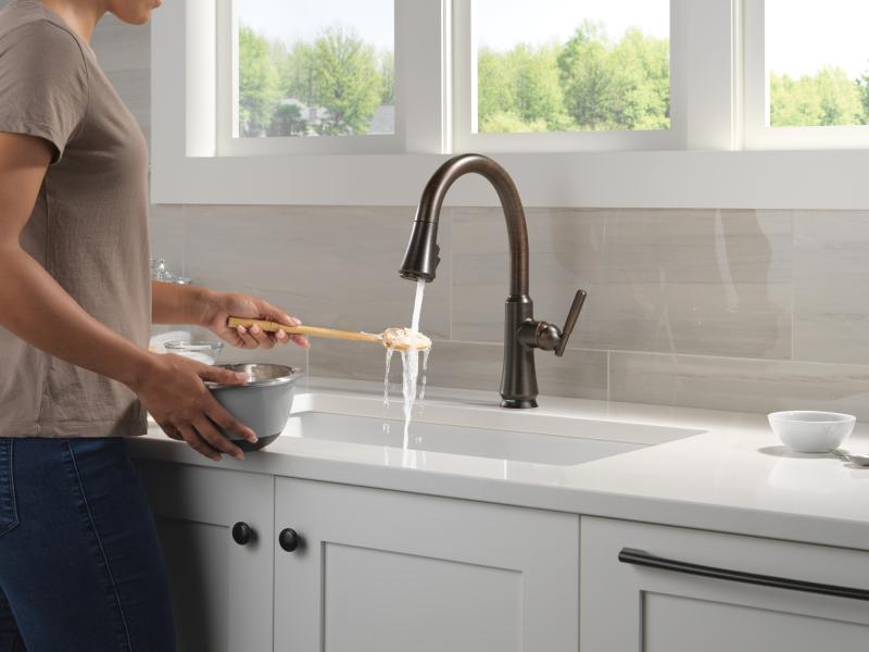 DELTA Coranto Touch2O Technology Kitchen Faucet with Touchless Technology — Venetian Bronze
