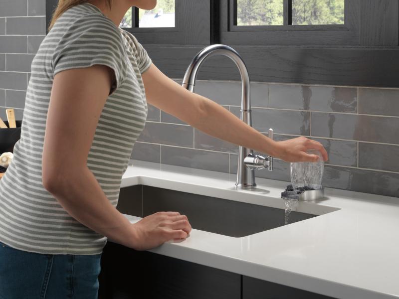 DELTA Emmeline Single Handle Pull-Down Kitchen Faucet — Lumicoat® Arctic Stainless