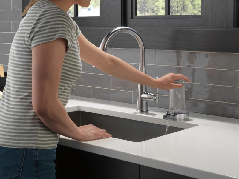 DELTA Emmeline Single Handle Pull-Down Kitchen Faucet — Lumicoat® Arctic Stainless