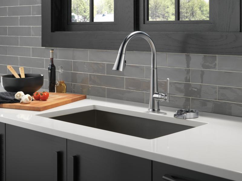 DELTA Emmeline Single Handle Pull-Down Kitchen Faucet — Lumicoat® Arctic Stainless