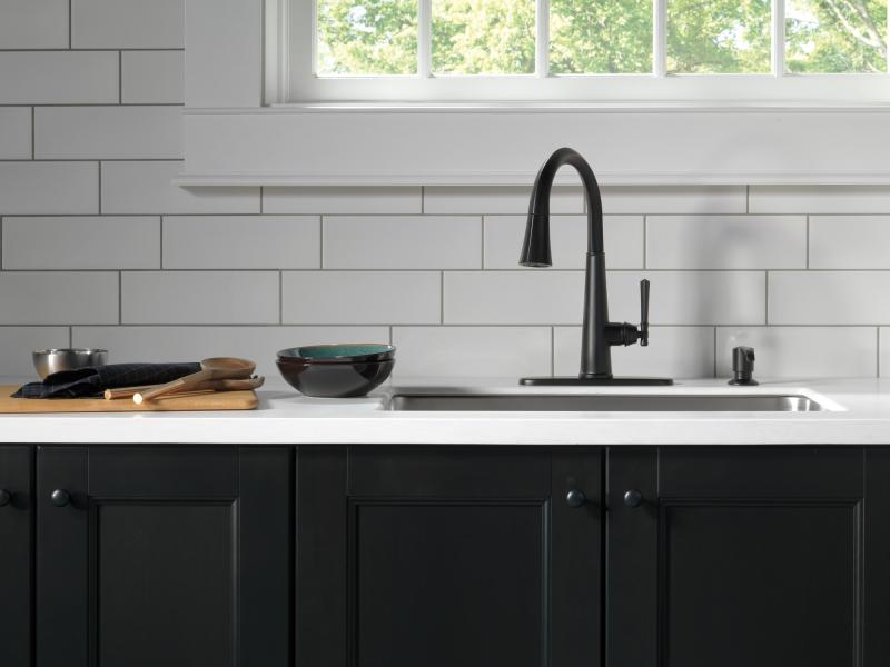 DELTA Emmeline Single Handle Pull-Down Kitchen Faucet — Matte Black