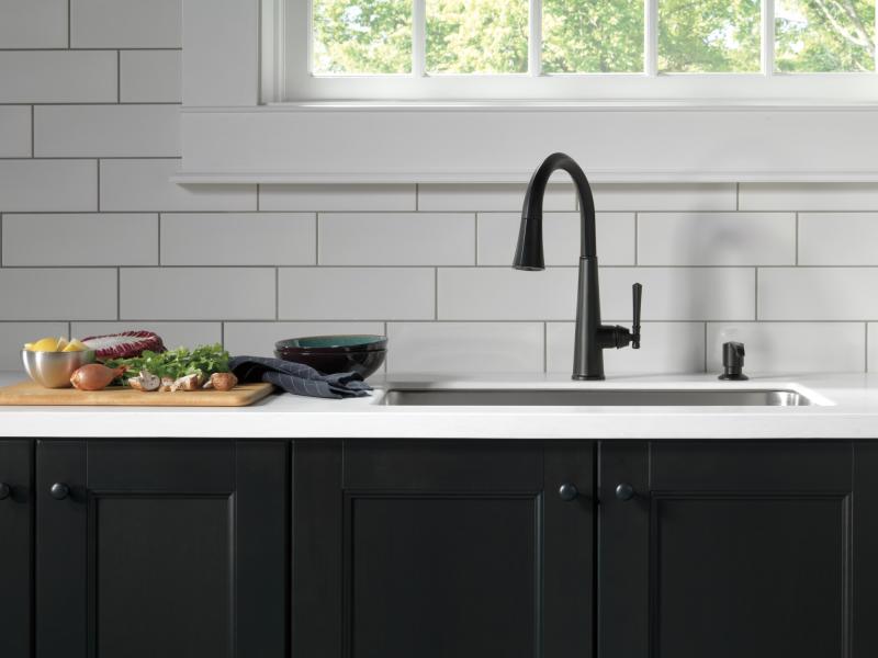 DELTA Emmeline Single Handle Pull-Down Kitchen Faucet — Matte Black