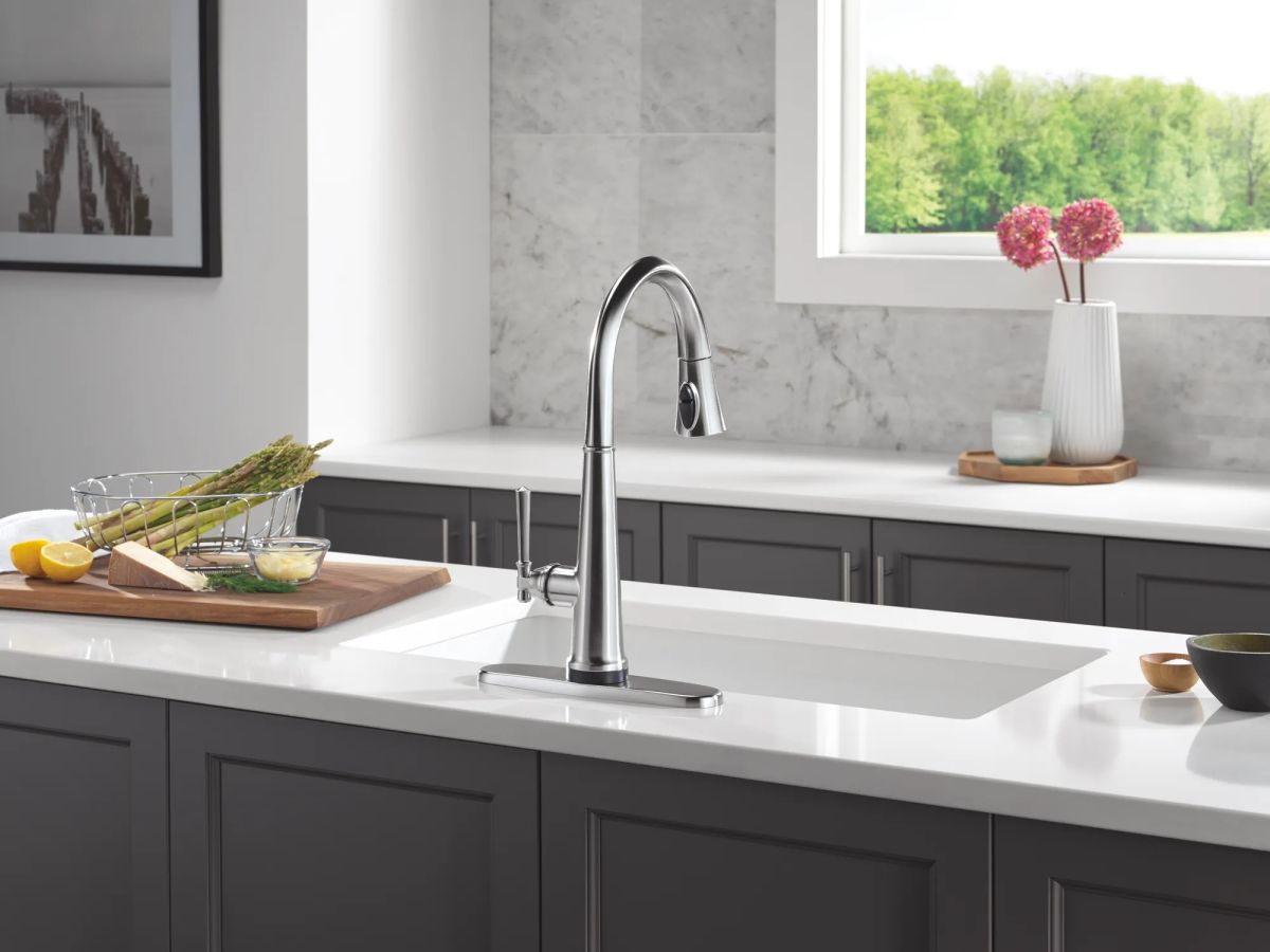 DELTA Emmeline Touch2O Technology Kitchen Faucet with Touchless Technology — Lumicoat® Arctic Stainless