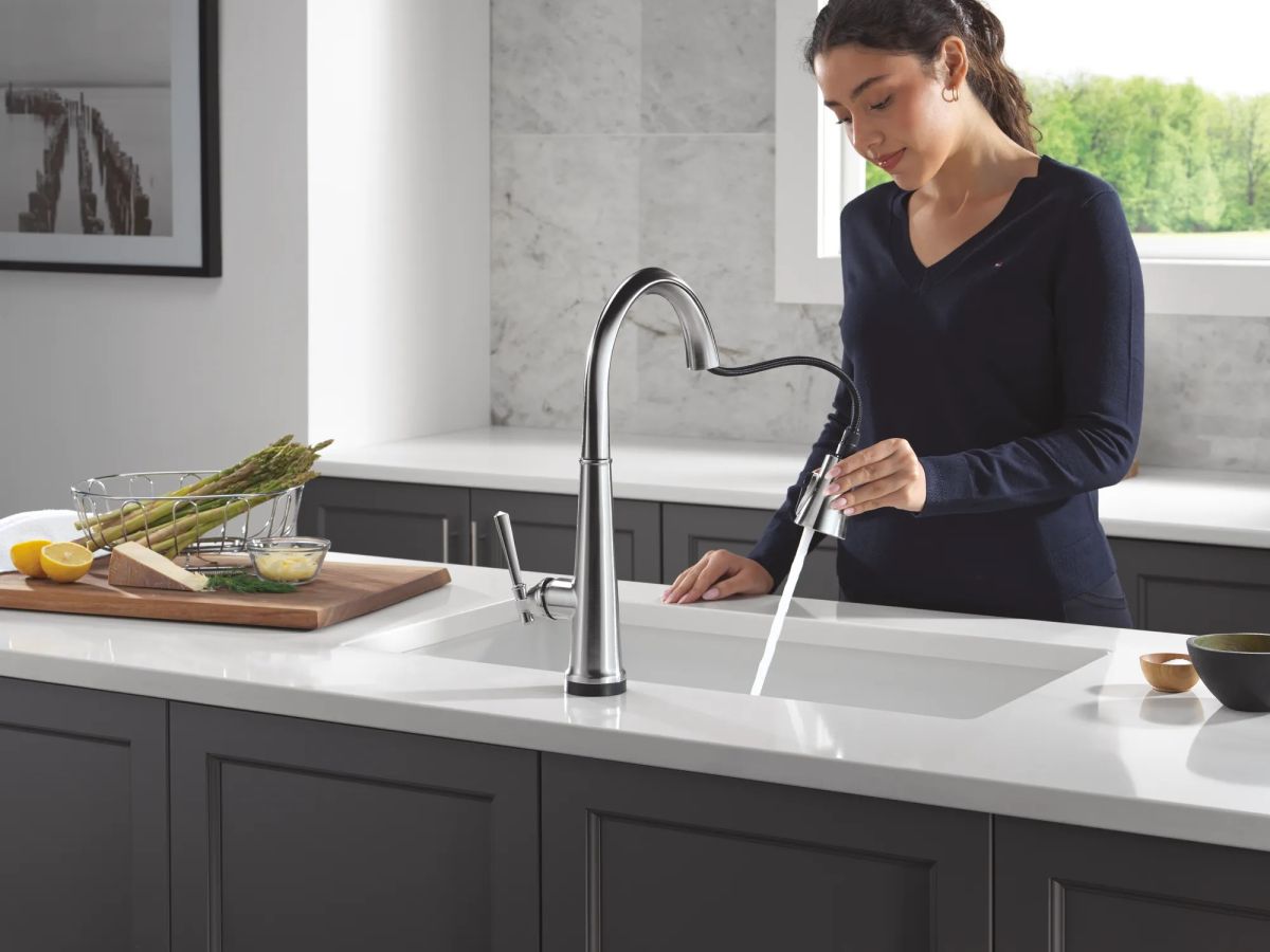 DELTA Emmeline Touch2O Technology Kitchen Faucet with Touchless Technology — Lumicoat® Arctic Stainless