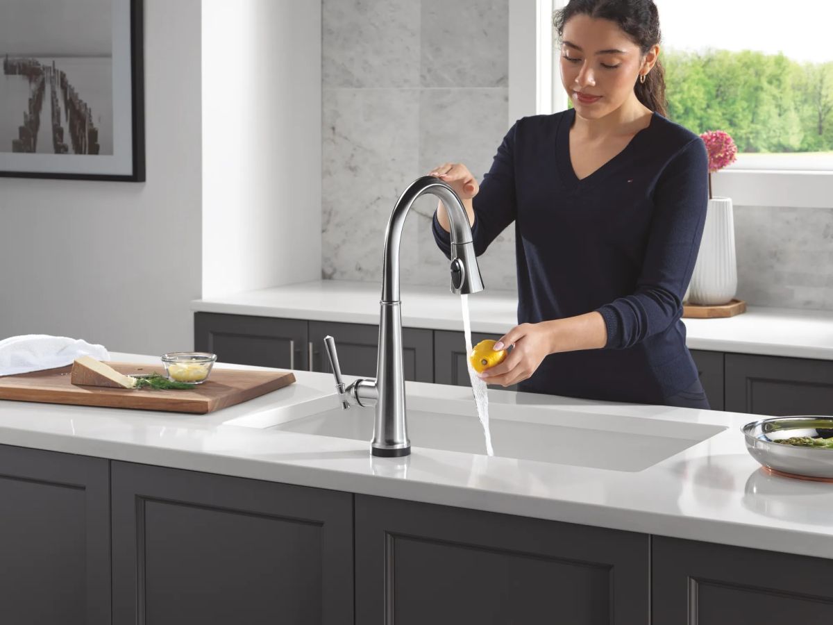 DELTA Emmeline Touch2O Technology Kitchen Faucet with Touchless Technology — Lumicoat® Arctic Stainless