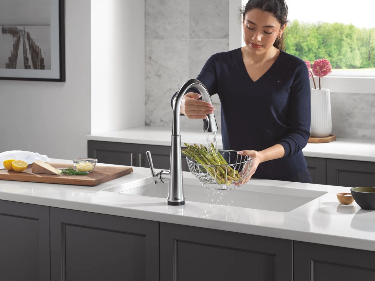 DELTA Emmeline Touch2O Technology Kitchen Faucet with Touchless Technology — Lumicoat® Arctic Stainless