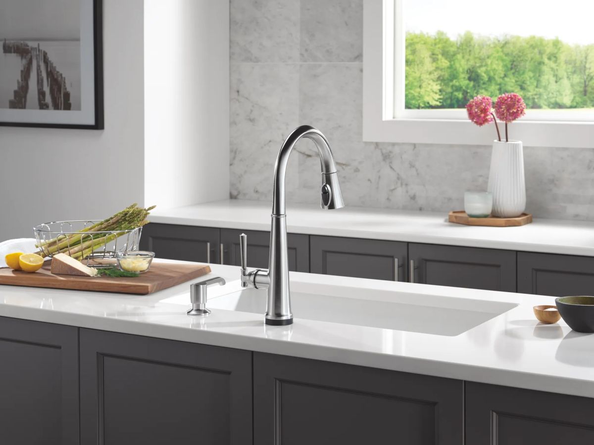 DELTA Emmeline Touch2O Technology Kitchen Faucet with Touchless Technology — Lumicoat® Arctic Stainless