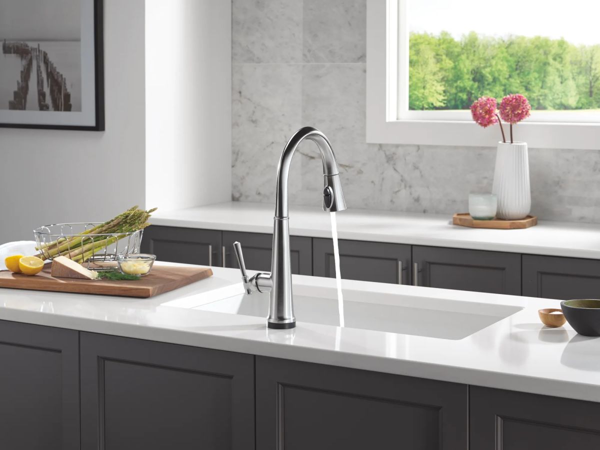 DELTA Emmeline Touch2O Technology Kitchen Faucet with Touchless Technology — Lumicoat® Arctic Stainless