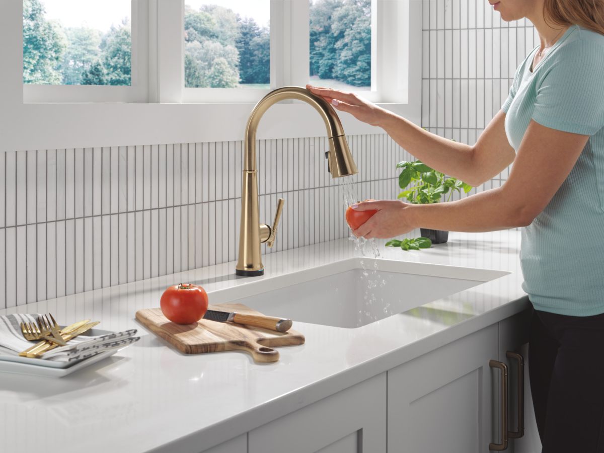 DELTA Emmeline Touch2O Technology Kitchen Faucet with Touchless Technology — Lumicoat® Champagne Bronze