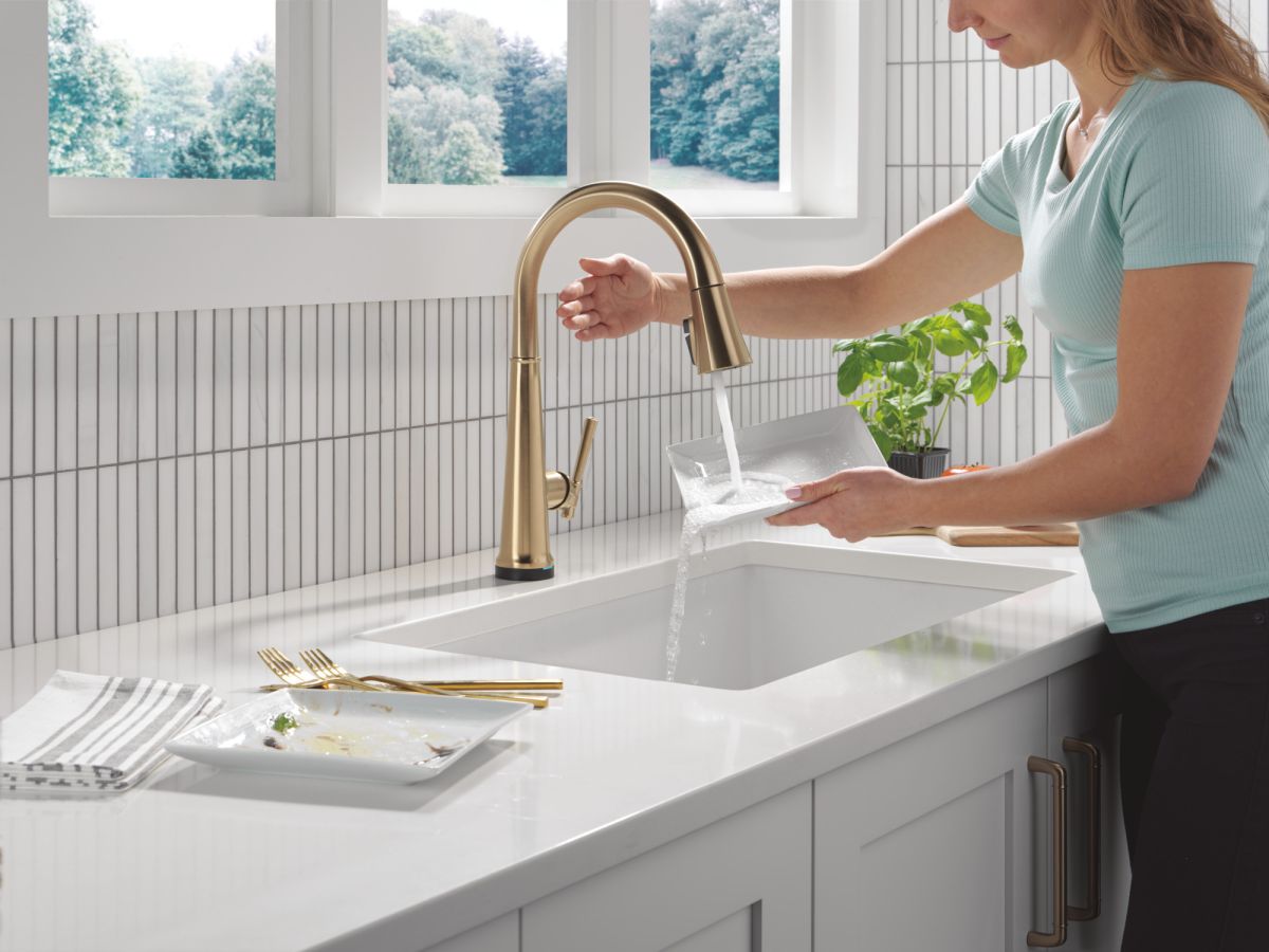 DELTA Emmeline Touch2O Technology Kitchen Faucet with Touchless Technology — Lumicoat® Champagne Bronze