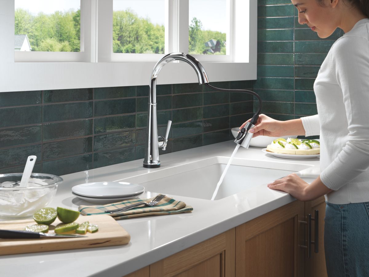 DELTA Emmeline Touch2O Technology Kitchen Faucet with Touchless Technology — Lumicoat® Chrome