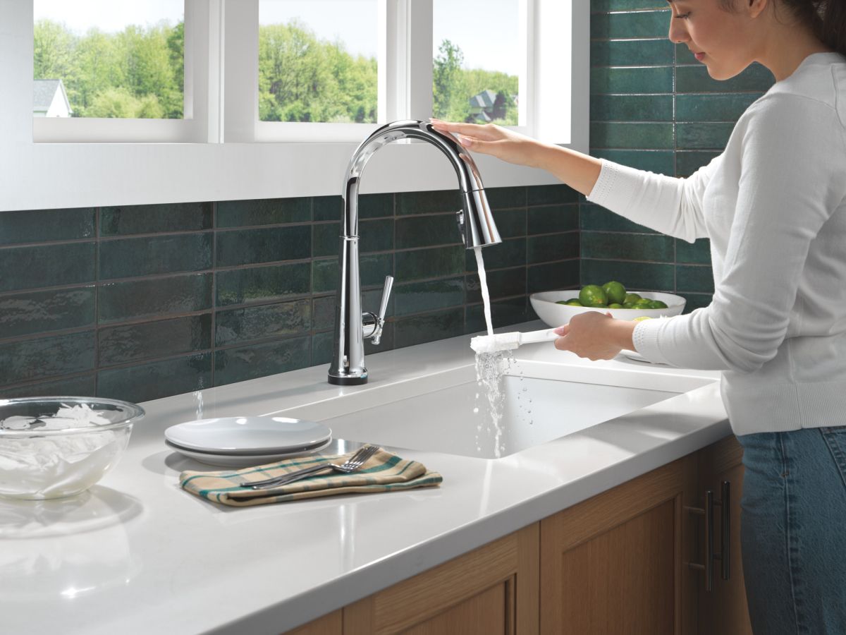 DELTA Emmeline Touch2O Technology Kitchen Faucet with Touchless Technology — Lumicoat® Chrome