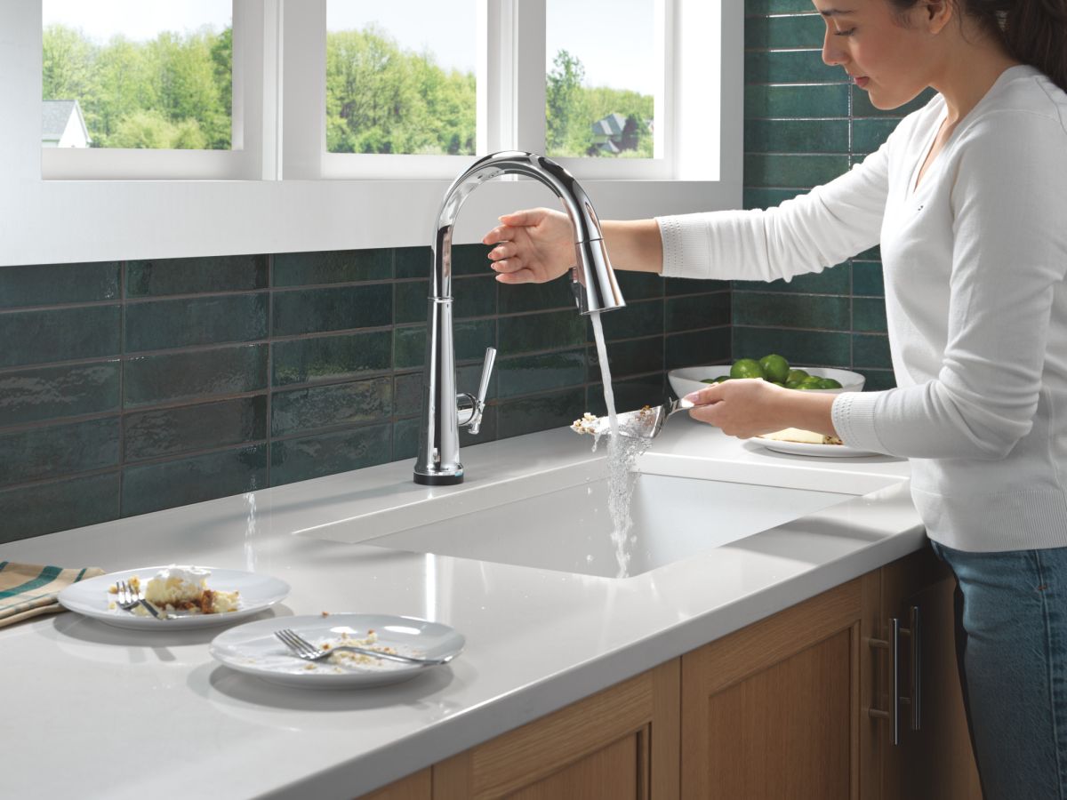 DELTA Emmeline Touch2O Technology Kitchen Faucet with Touchless Technology — Lumicoat® Chrome