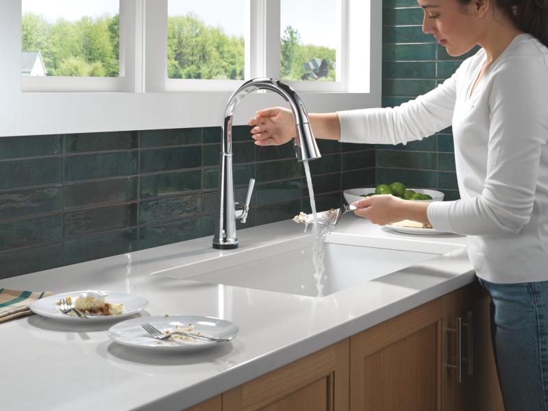 DELTA Emmeline Touch2O Technology Kitchen Faucet with Touchless Technology — Lumicoat® Chrome