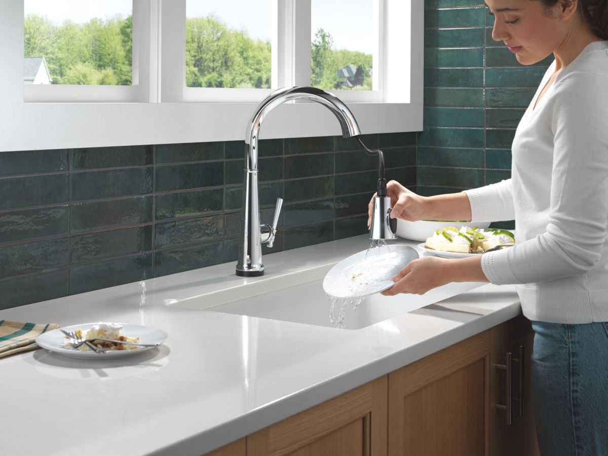 DELTA Emmeline Touch2O Technology Kitchen Faucet with Touchless Technology — Lumicoat® Chrome