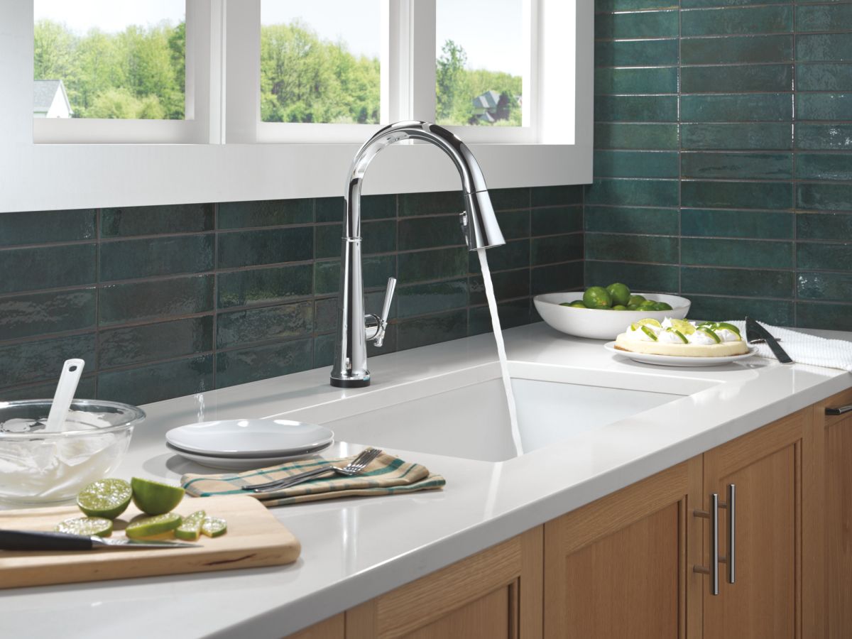 DELTA Emmeline Touch2O Technology Kitchen Faucet with Touchless Technology — Lumicoat® Chrome
