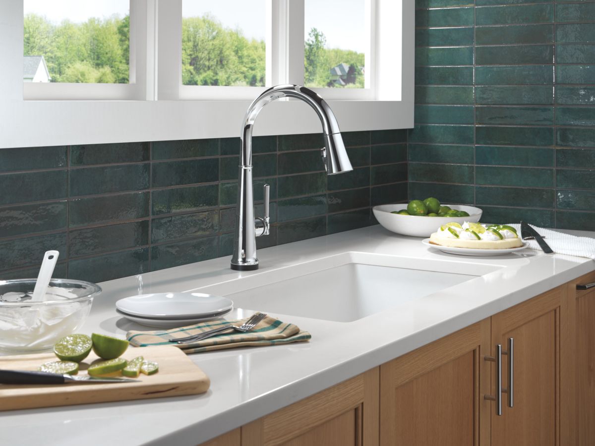 DELTA Emmeline Touch2O Technology Kitchen Faucet with Touchless Technology — Lumicoat® Chrome