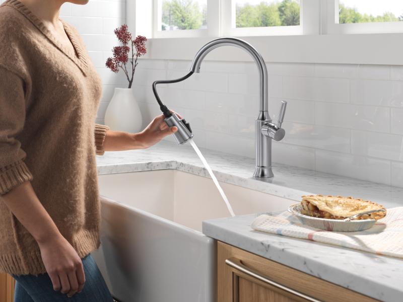 DELTA Renaldi Single Handle Pull-Down Kitchen Faucet — Lumicoat® Arctic Stainless