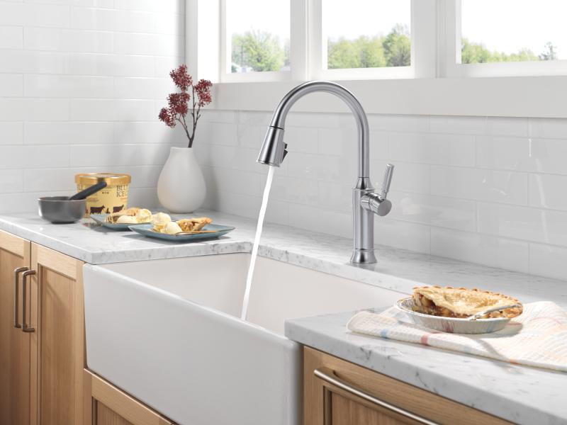 DELTA Renaldi Single Handle Pull-Down Kitchen Faucet — Lumicoat® Arctic Stainless