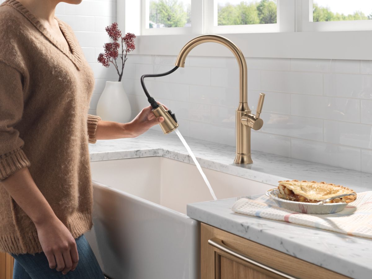 DELTA Renaldi Single Handle Pull-Down Kitchen Faucet — Lumicoat® Champagne Bronze