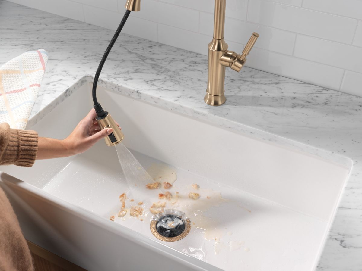 DELTA Renaldi Single Handle Pull-Down Kitchen Faucet — Lumicoat® Champagne Bronze