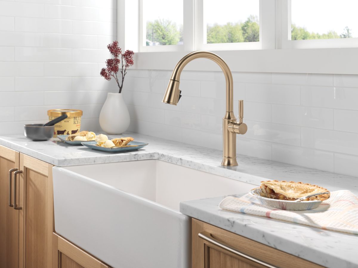 DELTA Renaldi Single Handle Pull-Down Kitchen Faucet — Lumicoat® Champagne Bronze
